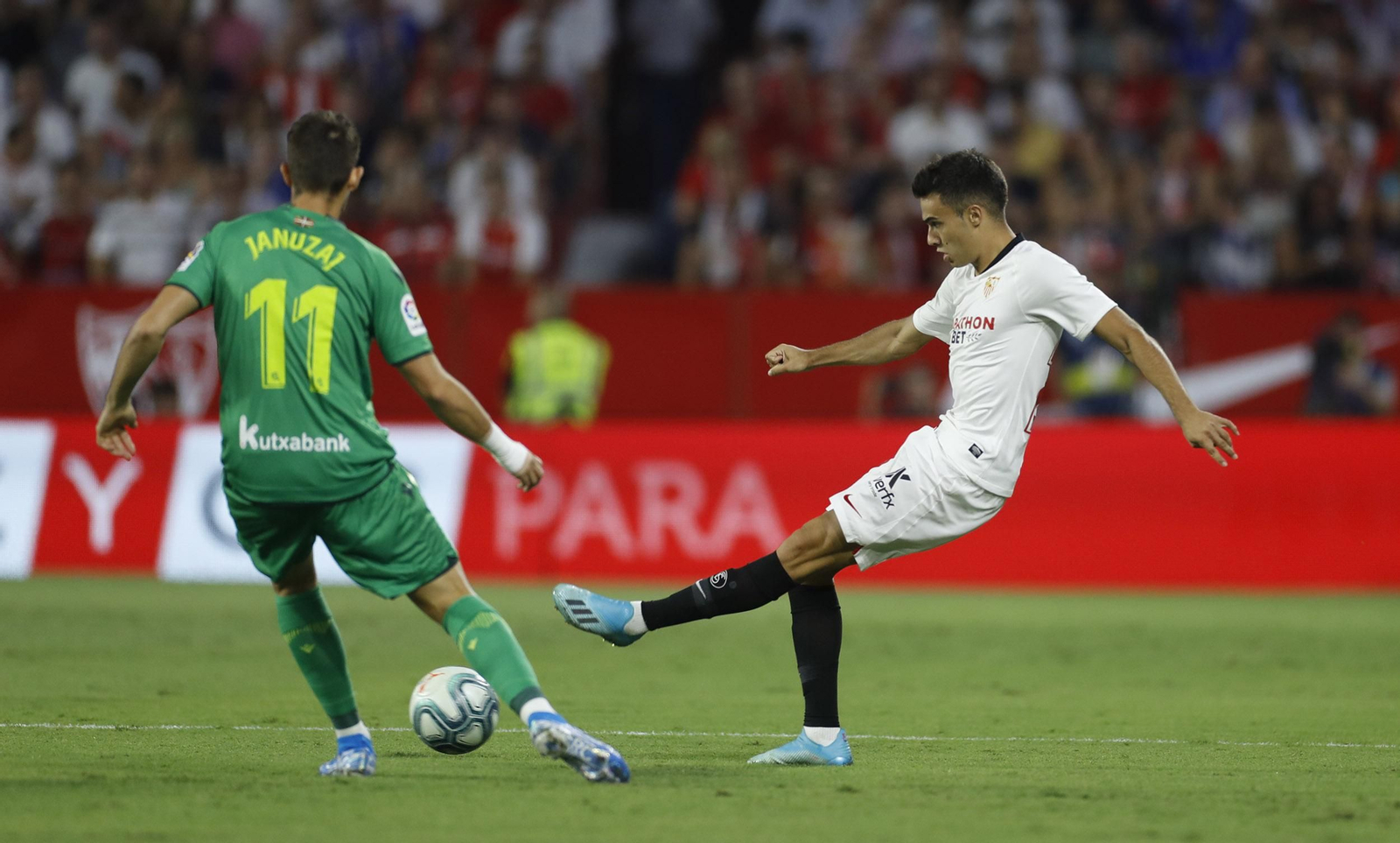 Reguilón da un pase ante Januzaj.