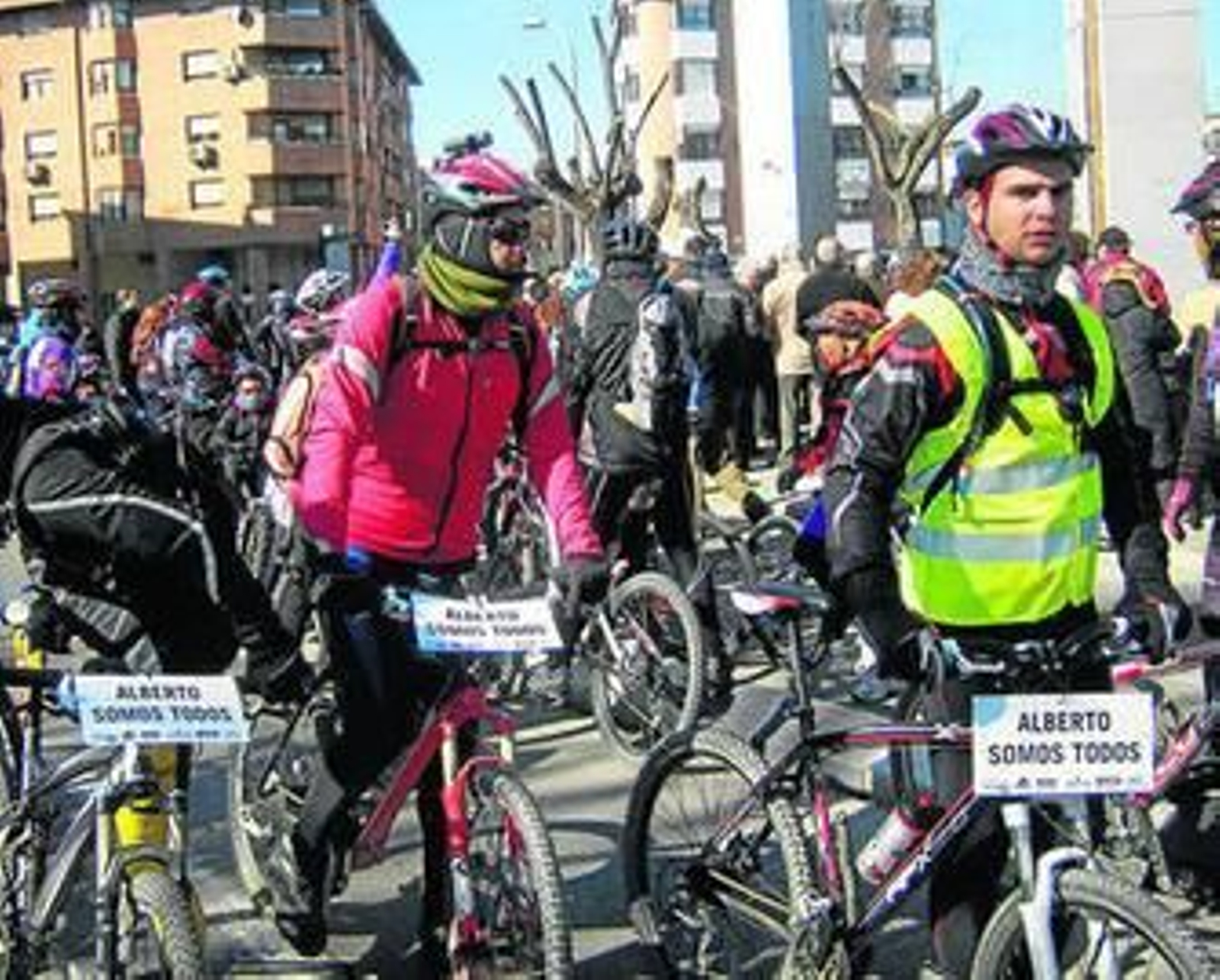 Los vecinos de Pinto se manifiestan en bici para apoyar a Alberto Contador.