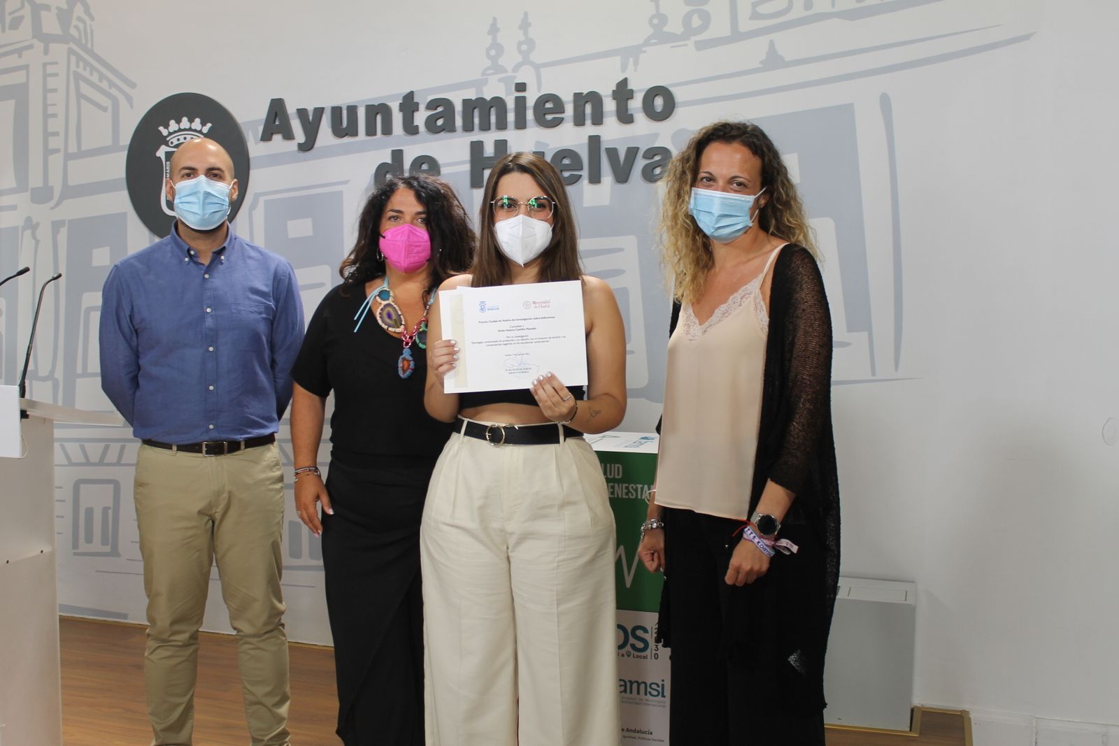 Entrega de Helena Castillo del II Premio Ciudad de Huelva de Investigación sobre Adicciones