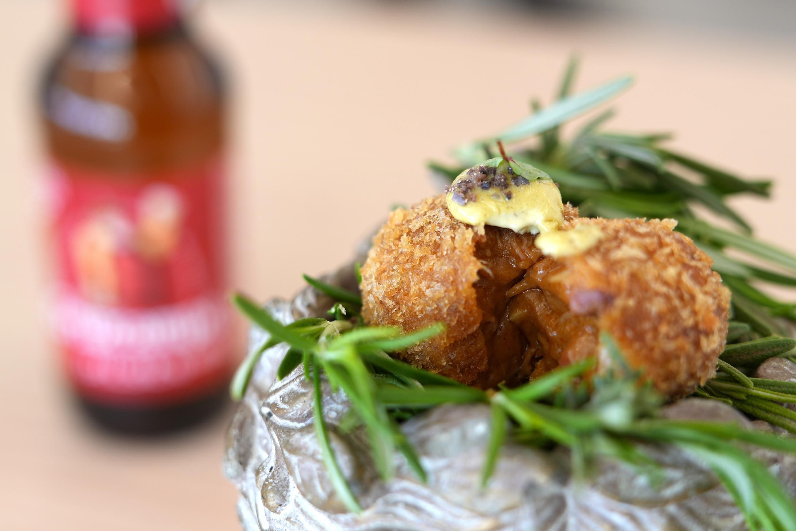 La mejor croqueta de Málaga en 2025 sabe a 'Plato de los Montes' y la preparan los 'Pablos' en el restaurante Ménade