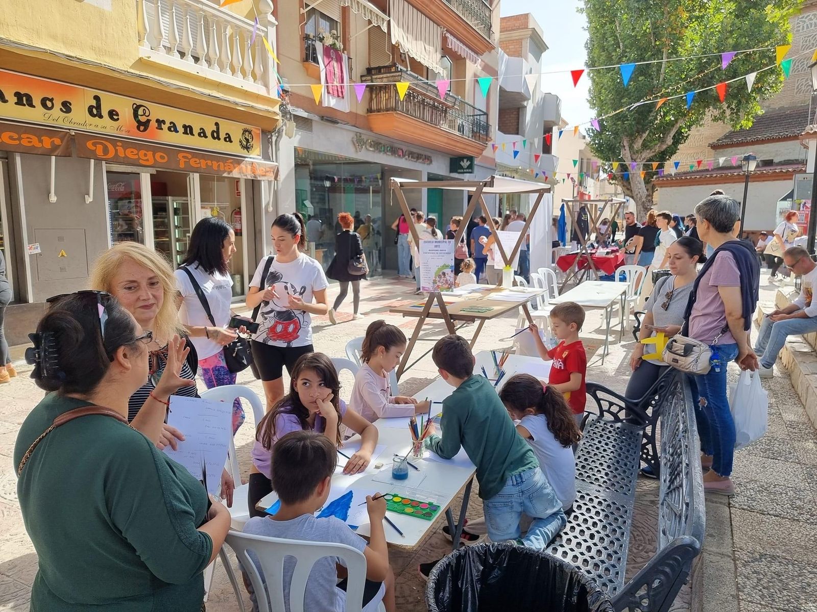Más de 15 asociaciones sacan sus actividades a la calle en la Feria 'Cúllar Vega se mueve'