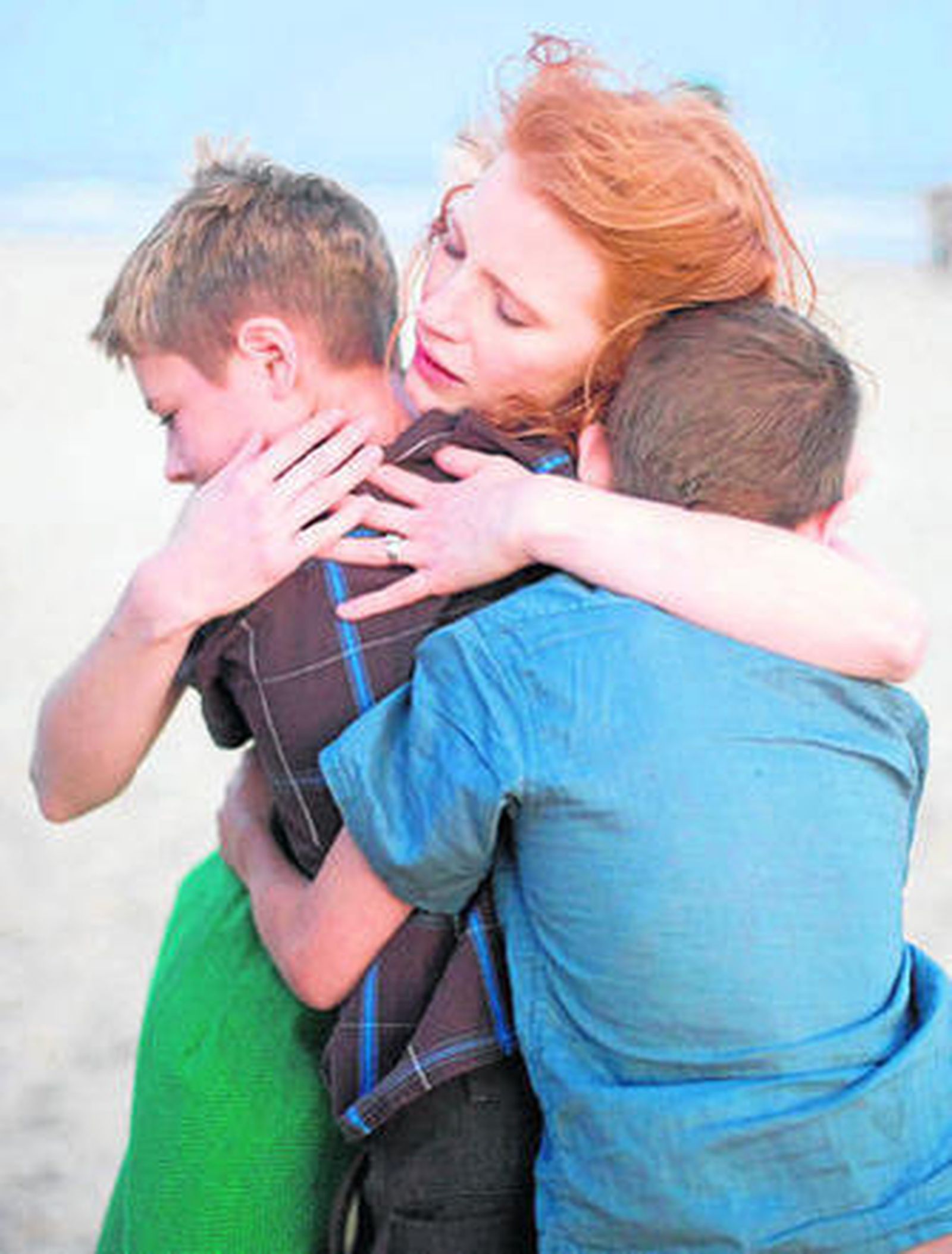 Jessica Chastain, una madre de sensibilidad panteísta que representa el lado amable de la familia.