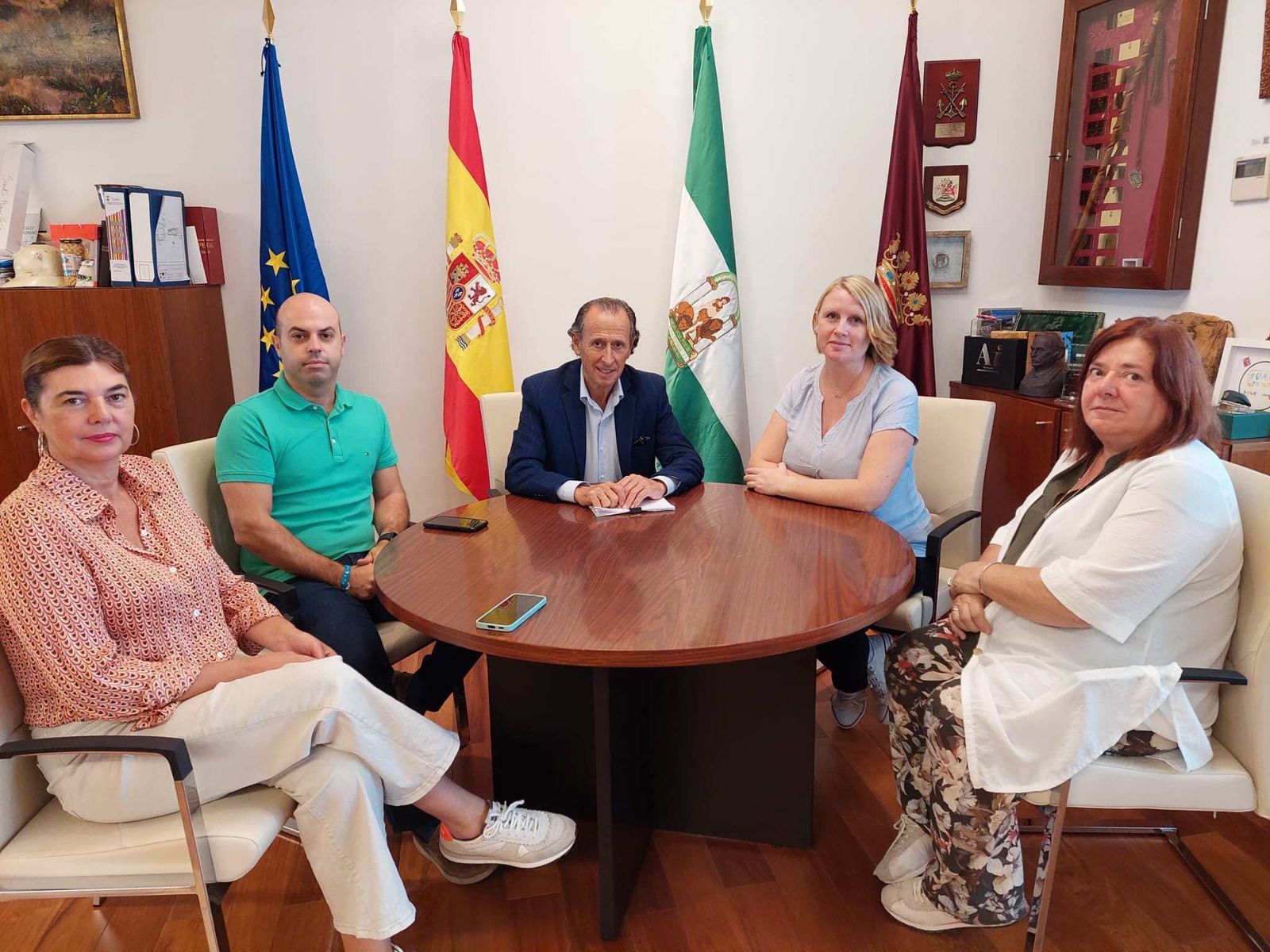 Reunión de los representantes del equipo de Gobierno con los promotores de 'El Legado de Oliver'.