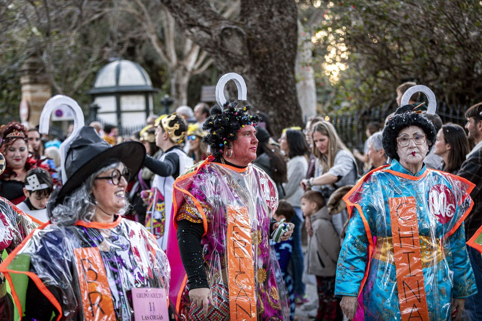 Las mejores imágenes de la Cabalgata del Humor del Carnaval de Cádiz 2026