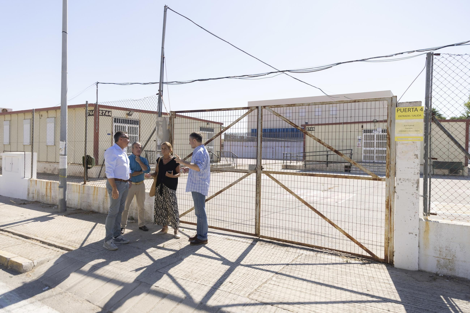 Una imagen de la visita del parlamentario de Vox al colegio Marqués de Santa Cruz.