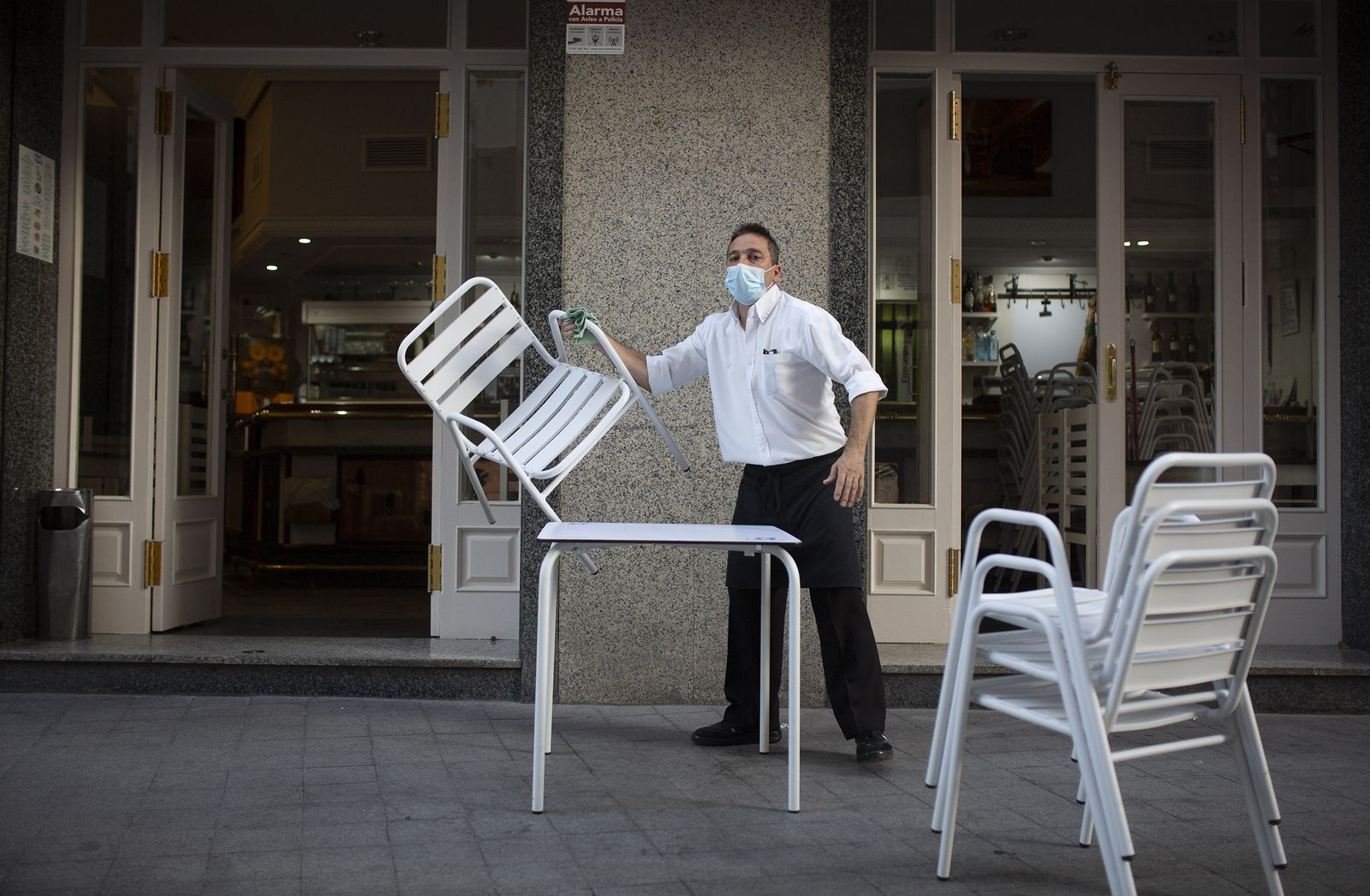 El cierre de los comercios y la hostelería se adelantan en Sevilla