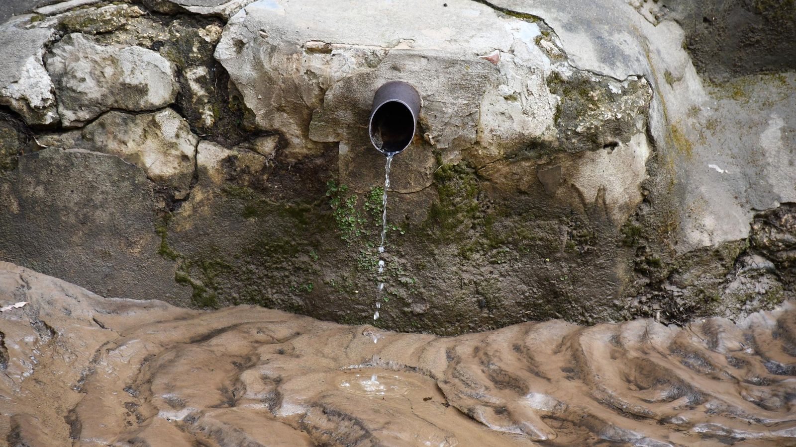 Detalle del chorro de la fuente de la Alhaja.