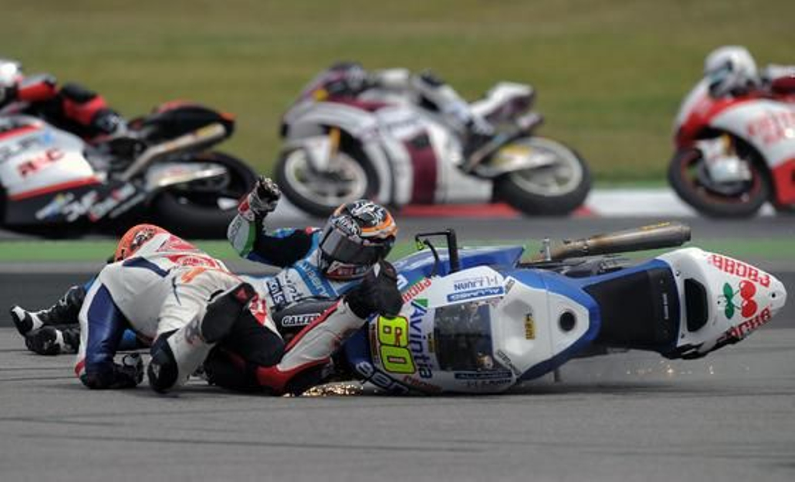 Las imágenes de la carrera de Moto2 del Gp de Cataluña.

Foto: AFP