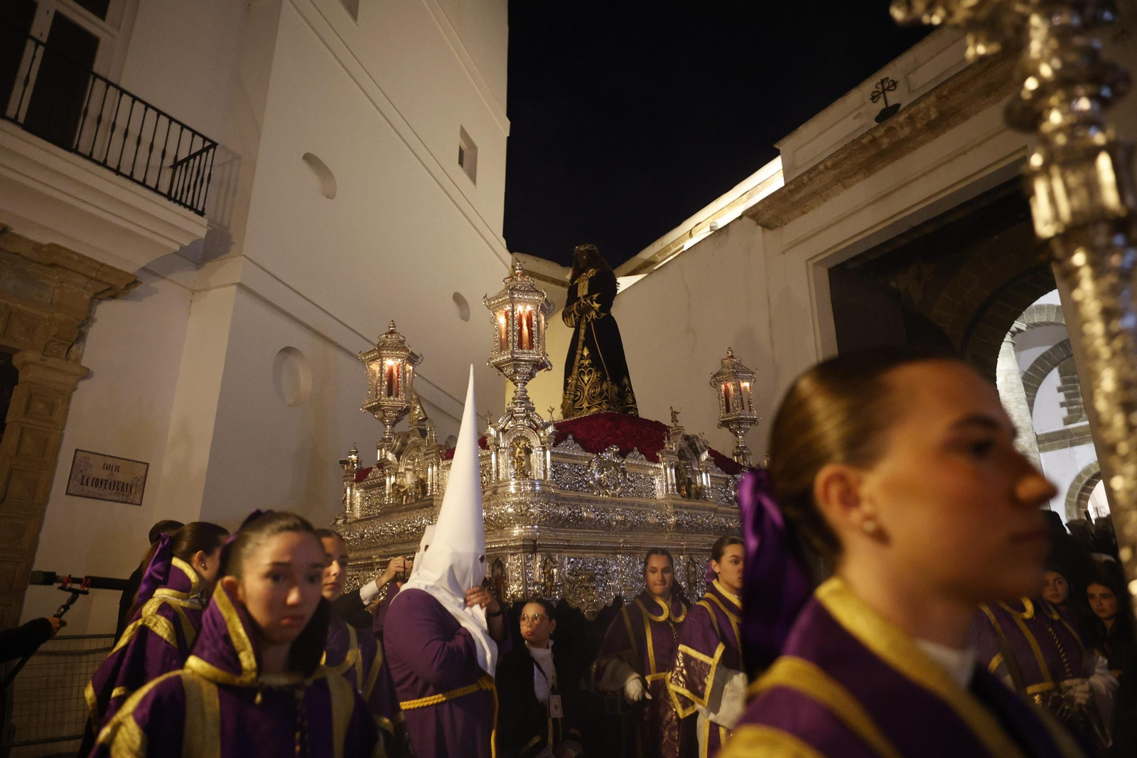 Imágenes de la salida de Medinaceli en la Semana Santa de Cádiz 2025