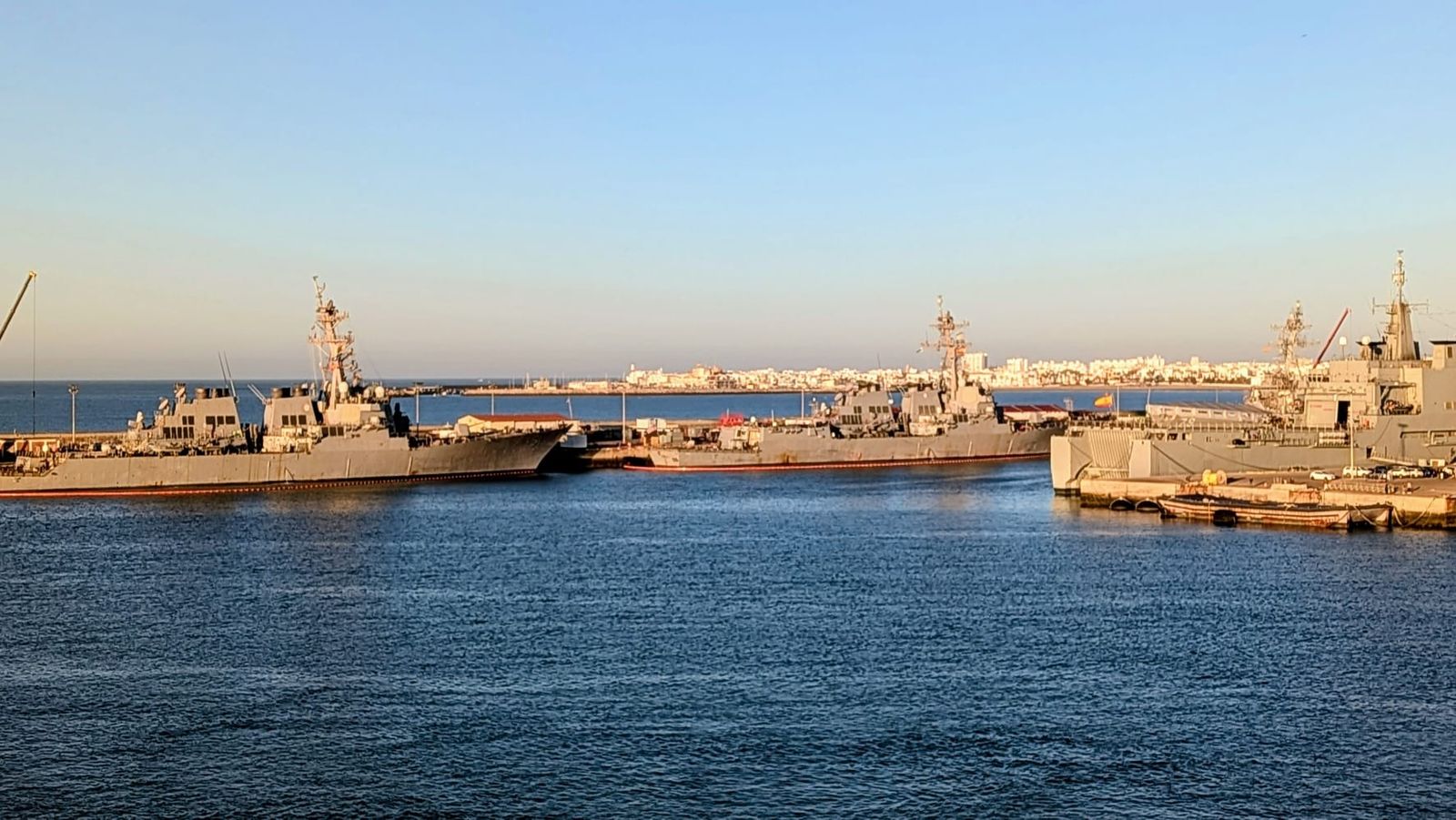 Imagen reciente de los muelles de la Base de Rota, con destructores de EEUU al fondo.