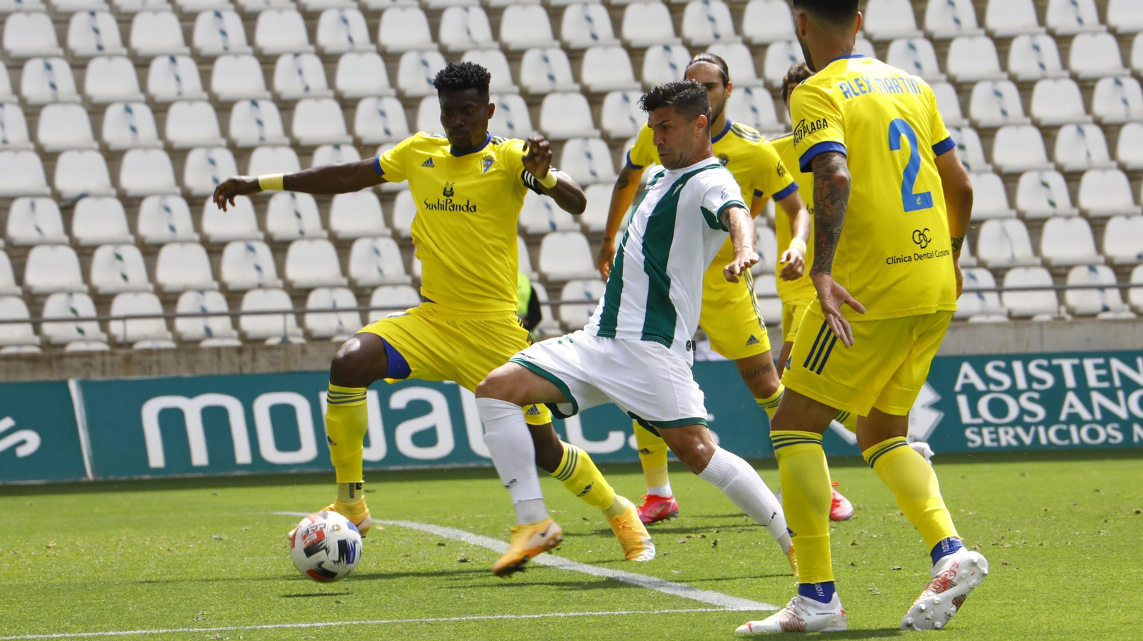 Willy Ledesma, durante el partido ante el Cádiz B.