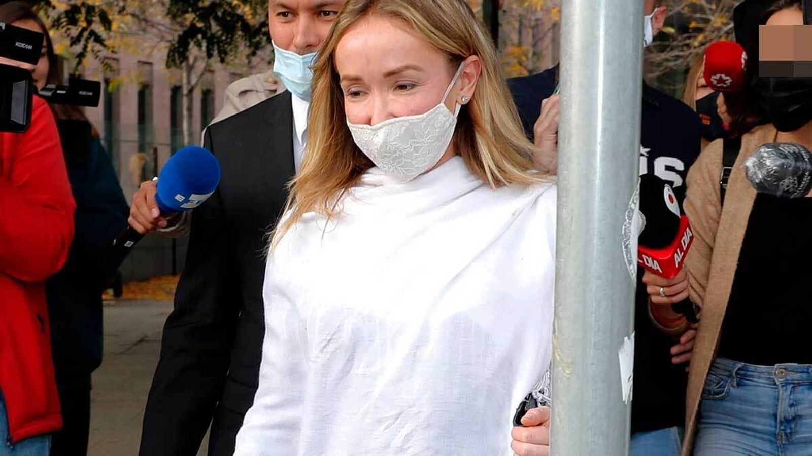 Ángela, saliendo de los juzgados de Barcelona.