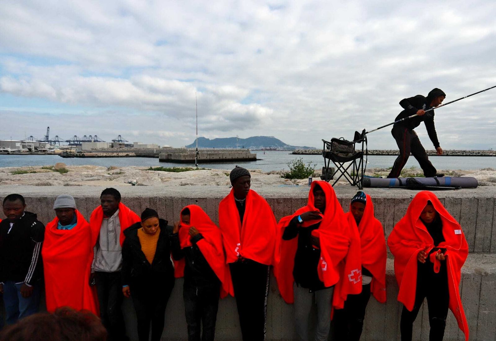 Migrantes rescatados en el Estrecho, tras llegar al Puerto de Algeciras.