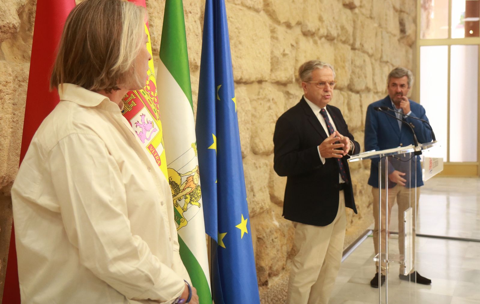 El edil de Hacienda, Salvador Fuentes, explica los detalles de las ordenanzas fiscales.