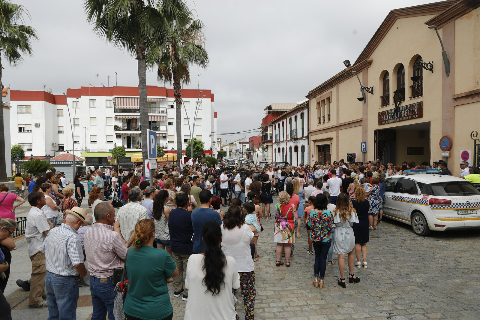 Concentración en Pilas tras la muerte de una vecina en Francia