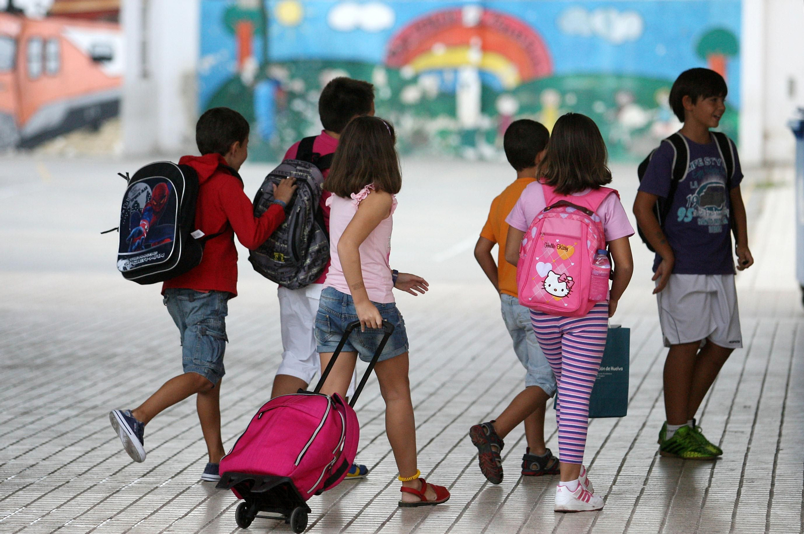 Ir al colegio caminando o contar con patios y entornos adecuados incide en la prevención de la obesidad.