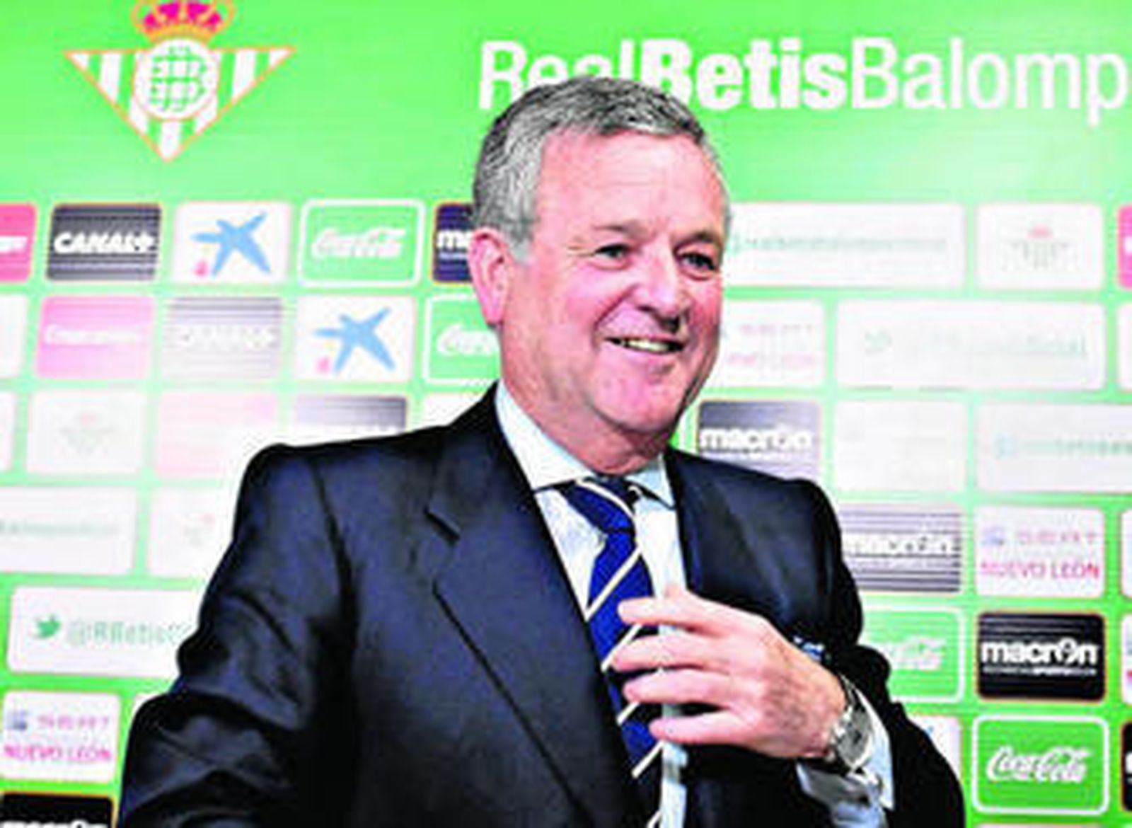 El onubense Manuel Domínguez, sonriente tras la rueda de prensa ofrecida ayer en el estadio verdiblanco.