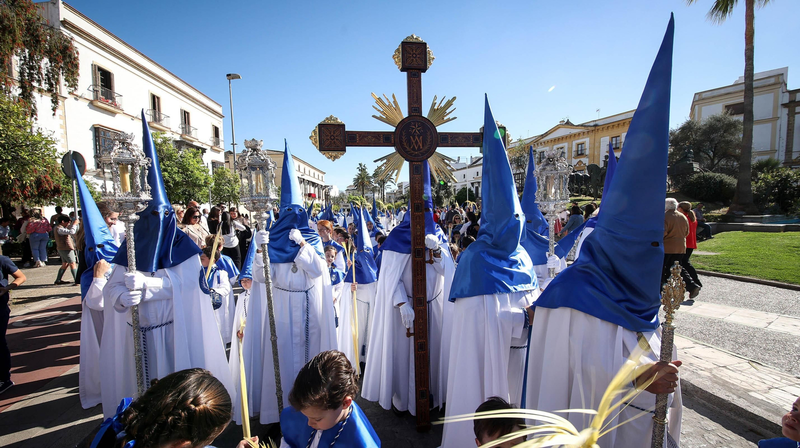 Cruz de guía de la Borriquita, en una imagen tomada en la Semana Santa de 2023. Cruz de guía de la Borriquita, en una imagen tomada en la Semana Santa de 2023.