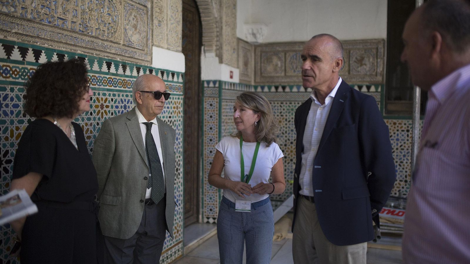Isabel Rodríguez, Manuel del Valle, Rocío Campos, Antonio Muñoz y Jesús Serrano en el Patio de las Doncellas.