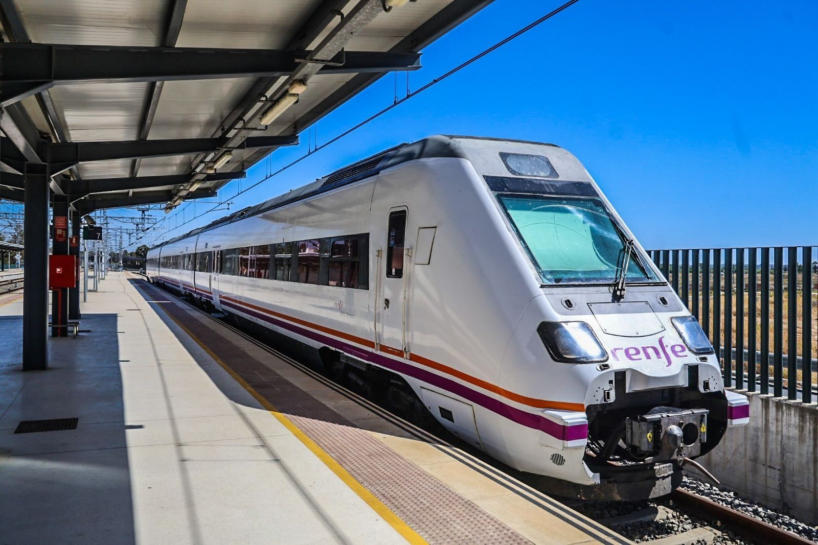 Un tren en la estación de Huelva en una imagen de archivo.