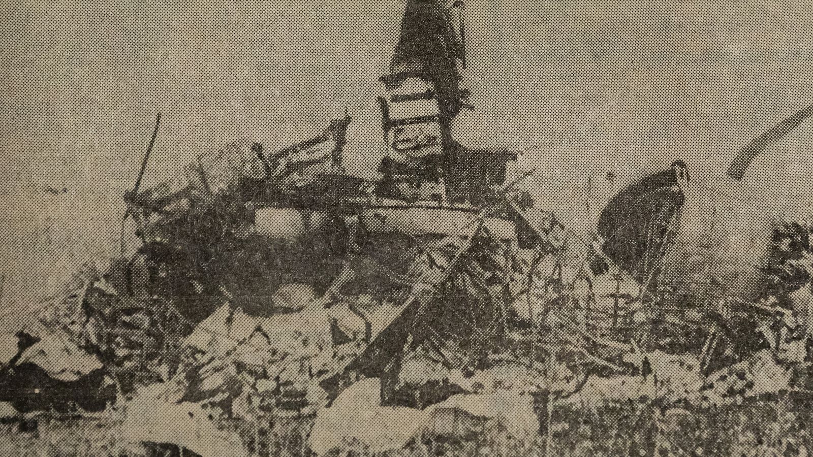 Los restos del avión, tras la extinción del incendio.