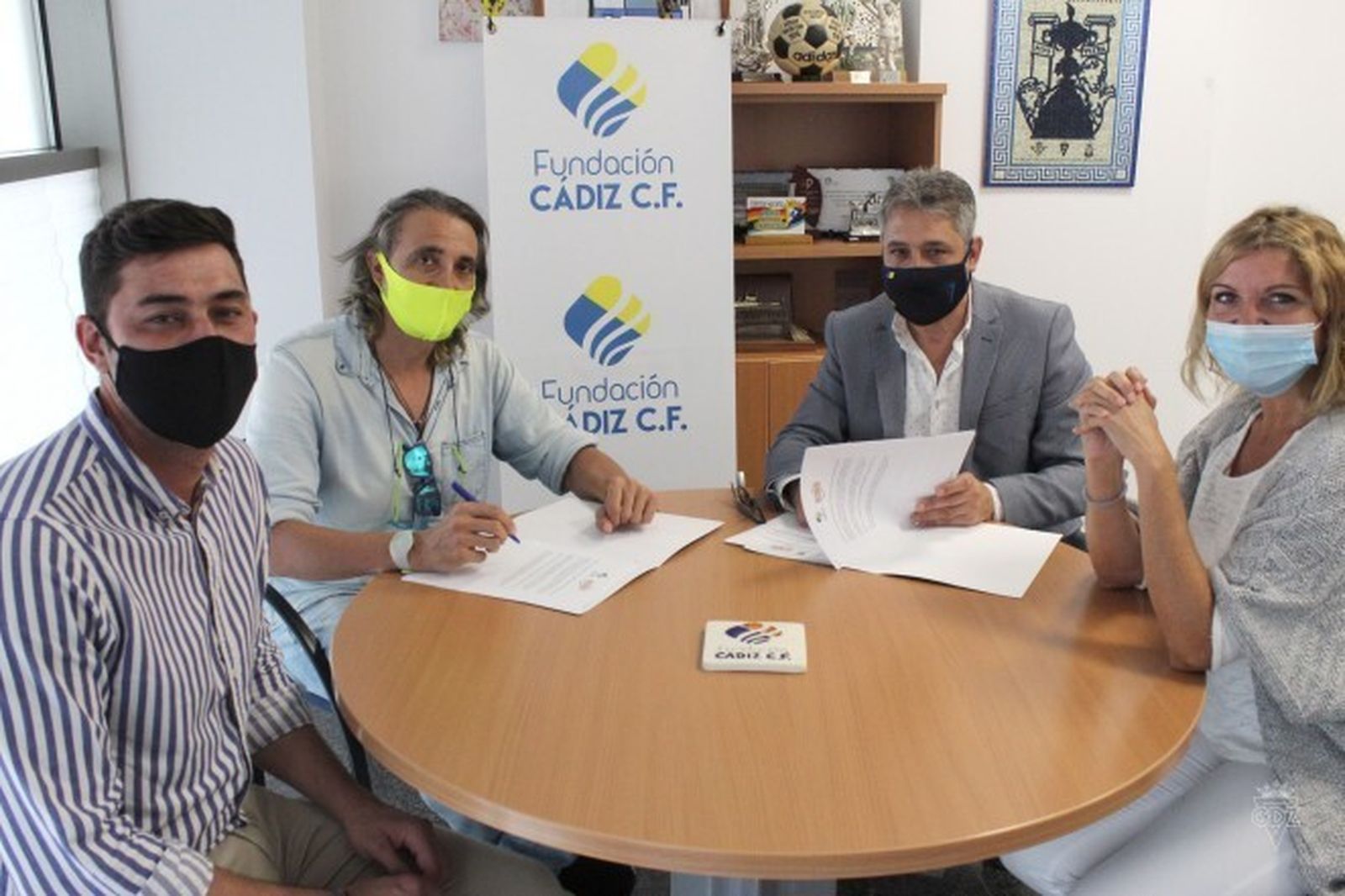 Firma de la renovación del acuerdo entre ambas partes.