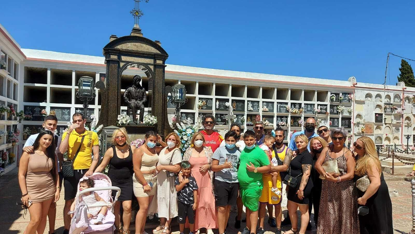 Dolores Montoya, 'Chispa', con su familia en el mausoleo de Camarón en el cementerio isleño.