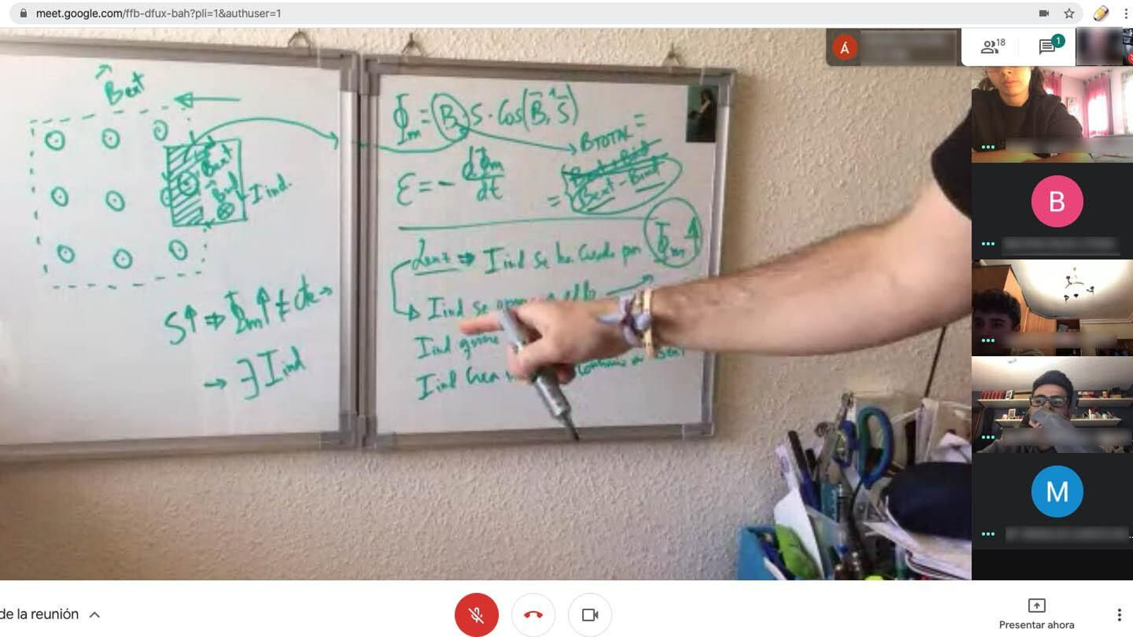 Una clase de Bachillerato en las Salesianas de San Vicente mediante videoconferencia.