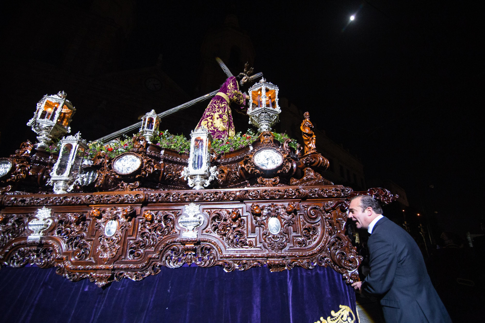 Madrugada de Viernes Santo en San Fernando: Las imágenes del Nazareno