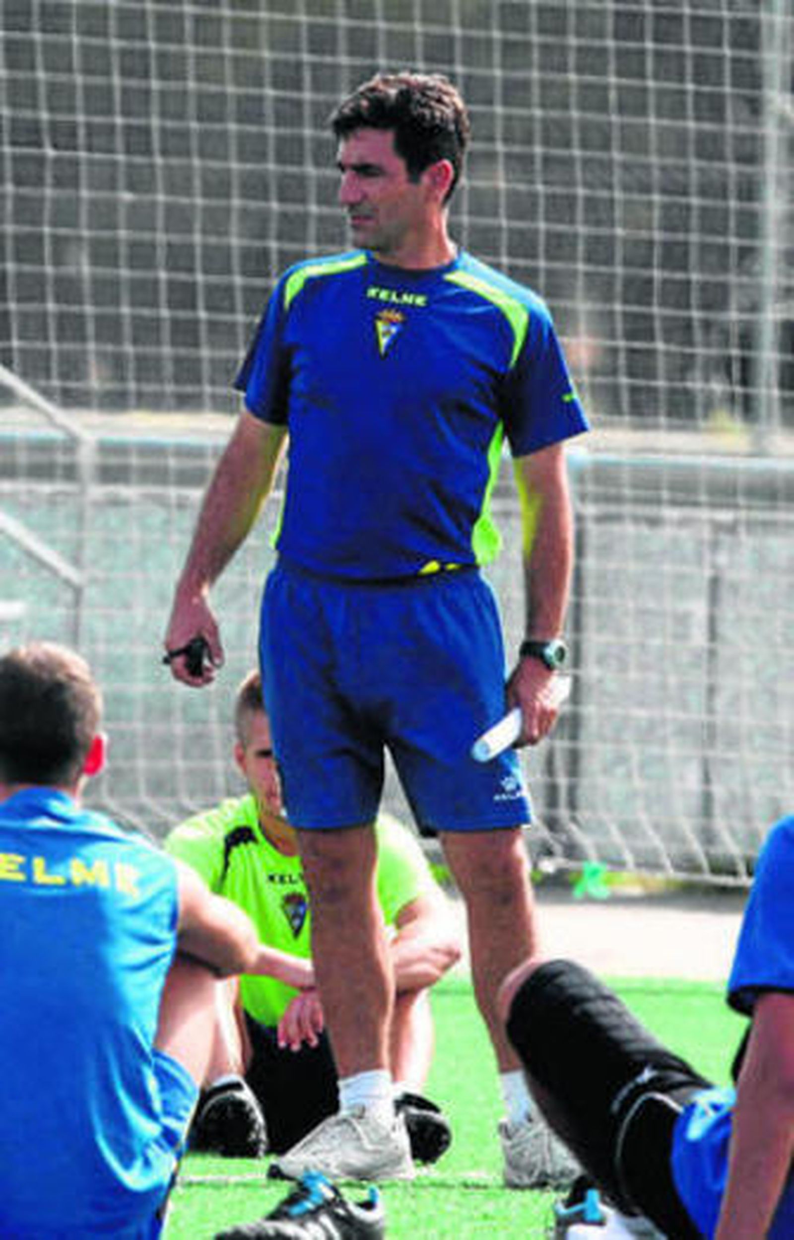 Jorge Amar se dirige a los jugadores en un entrenamiento.