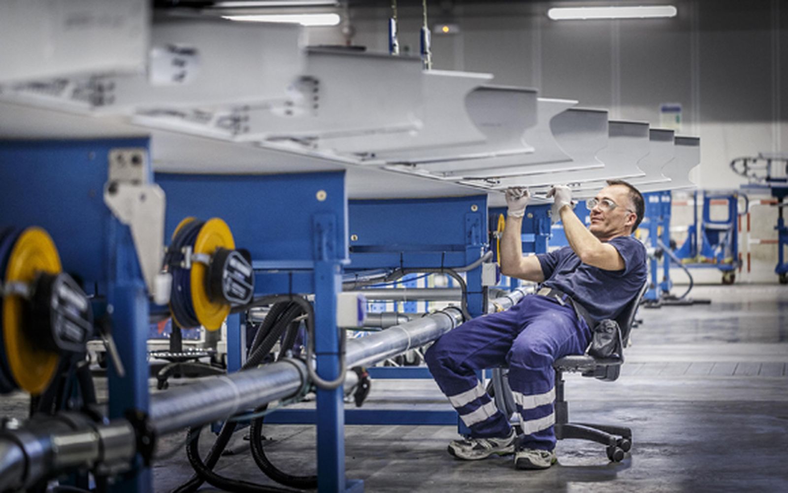 Un operario, en plena faena en la factoría de Airbus Puerto Real, en una imagen de archivo. /Julio González