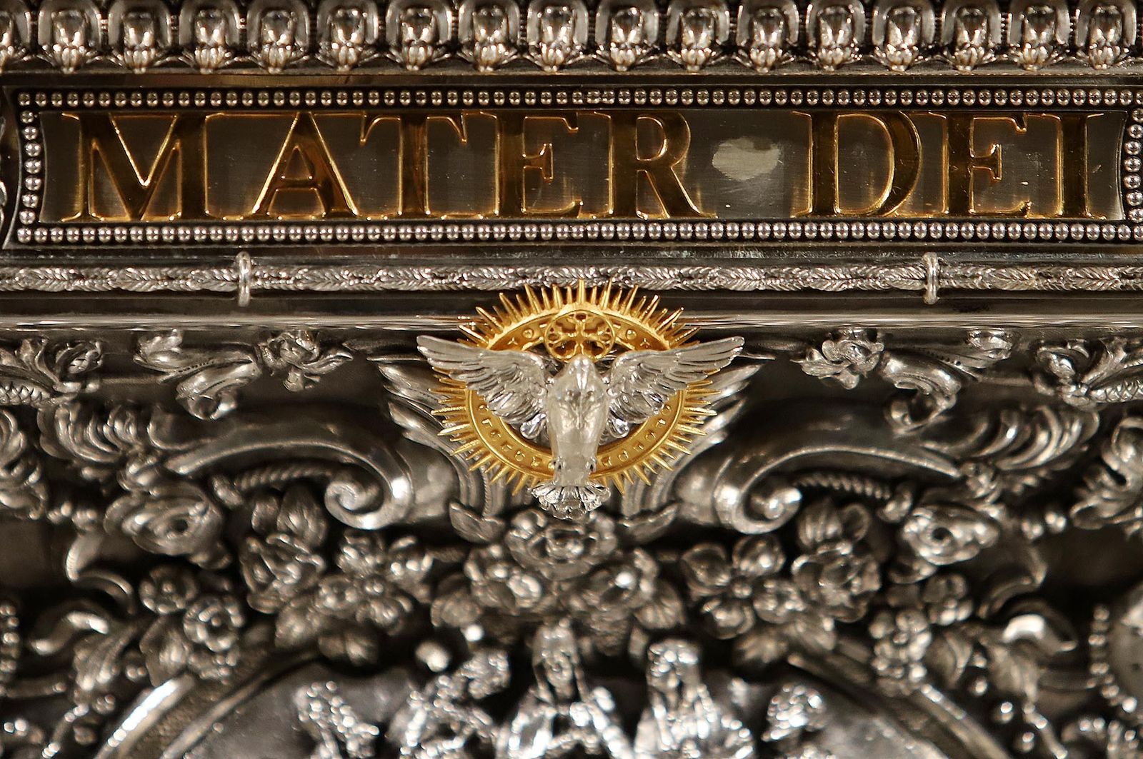 Imágenes de la Virgen del Rocío y sus nuevas andas