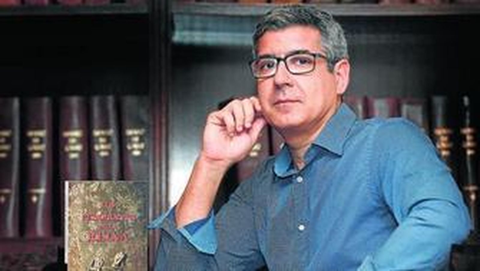 Jesús Delgado, en Diario de Cádiz con un ejemplar de su primera novela.