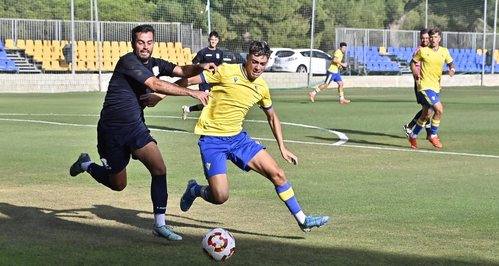Balón dividido en el área del equipo gibraltareño.