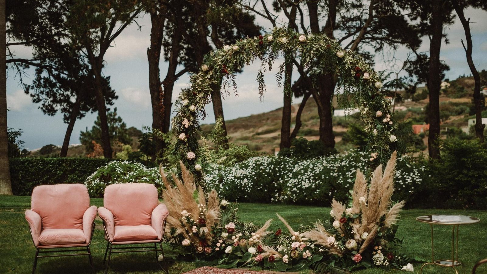 Una boda al aire libre en un entorno muy natural. Una boda al aire libre en un entorno muy natural.