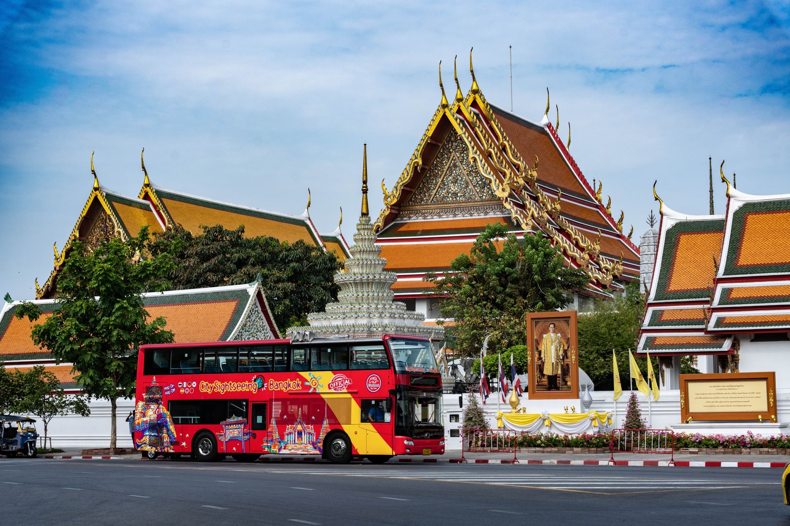 Autobús de City Sightseeing en las calles de Bangkok