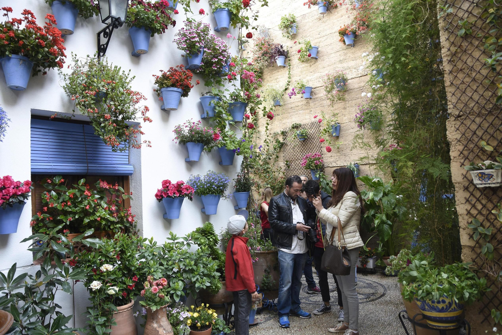 Turistas en un patio de Córdoba.