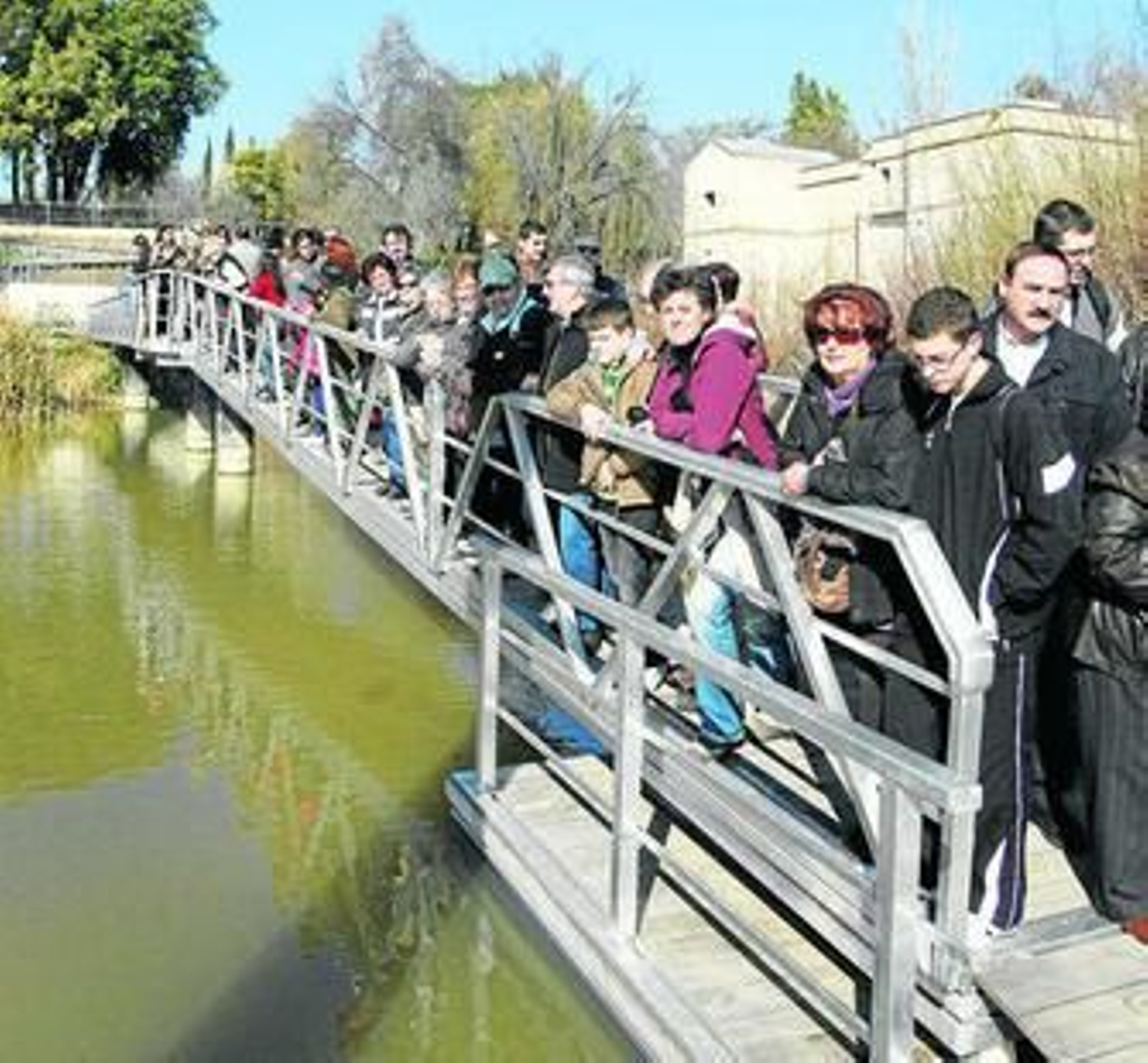 Imagen de grupo de los asistentes al paseo organizado por la plataforma 'Por un río vivo'.