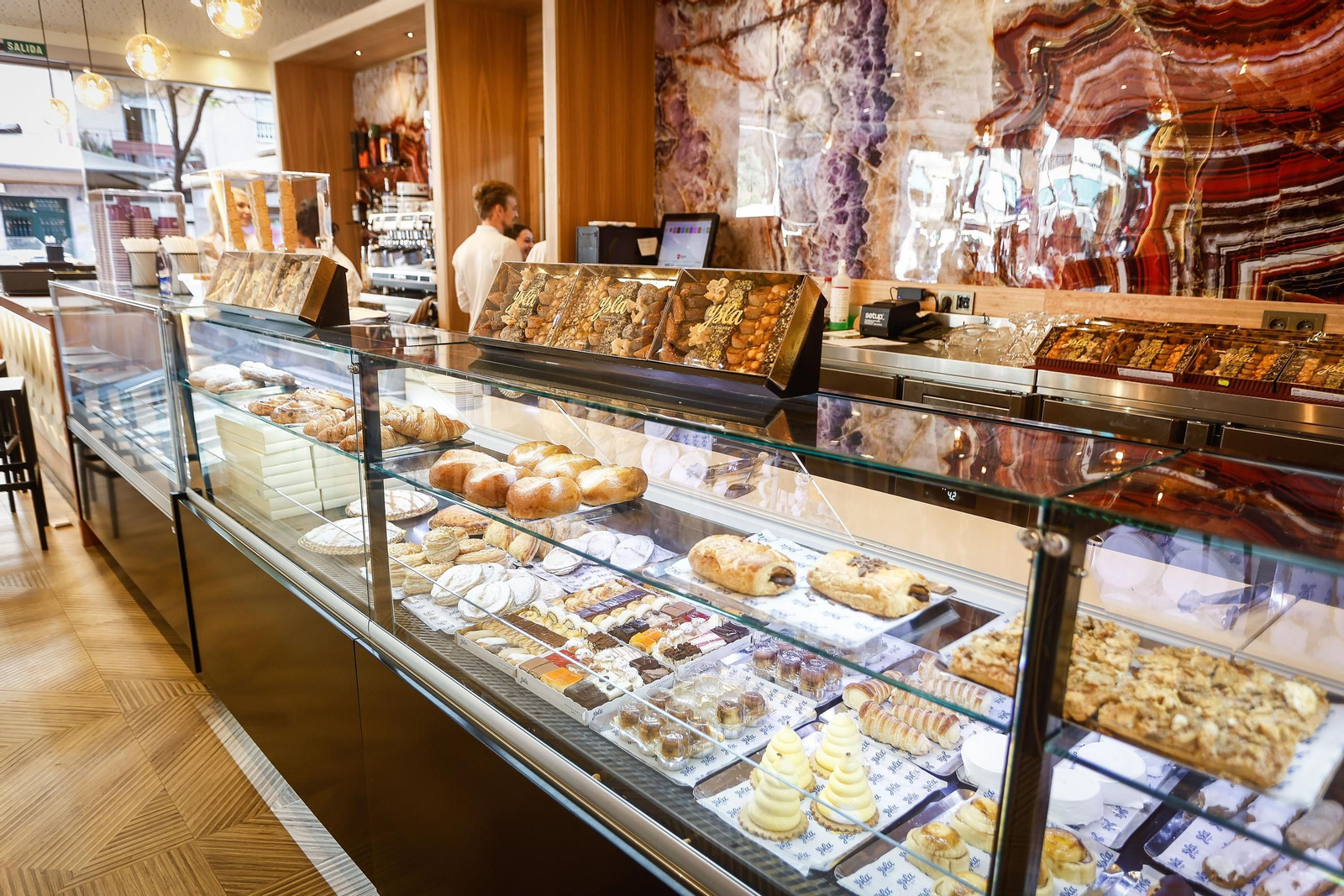 La pastelería ofrece una gran variedad de postres y bollería en cada una de sus tiendas.