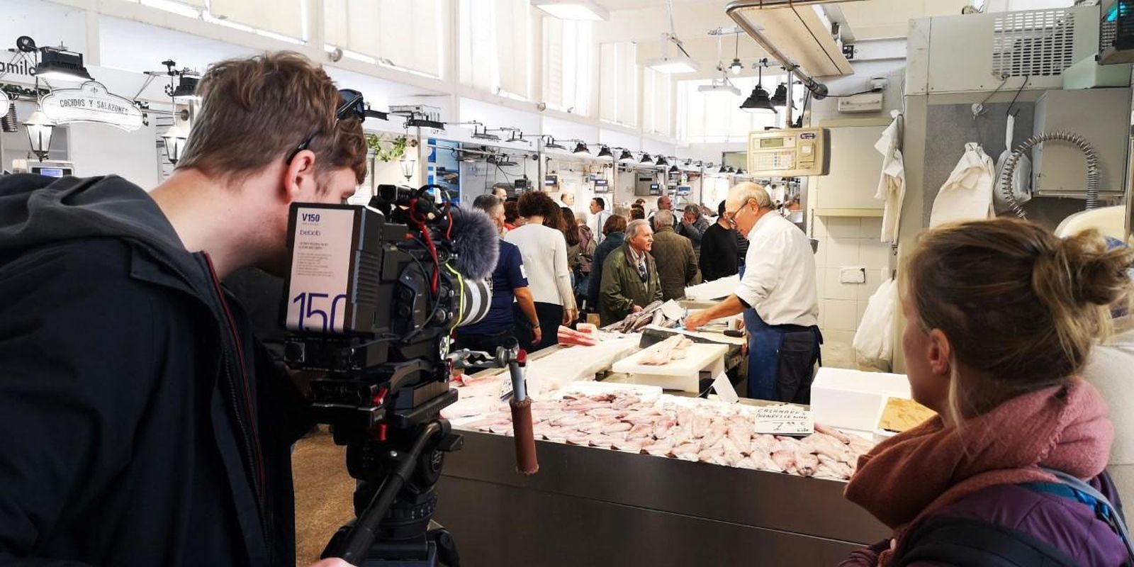 La televisión alemana grabando en la Plaza de Abastos.
