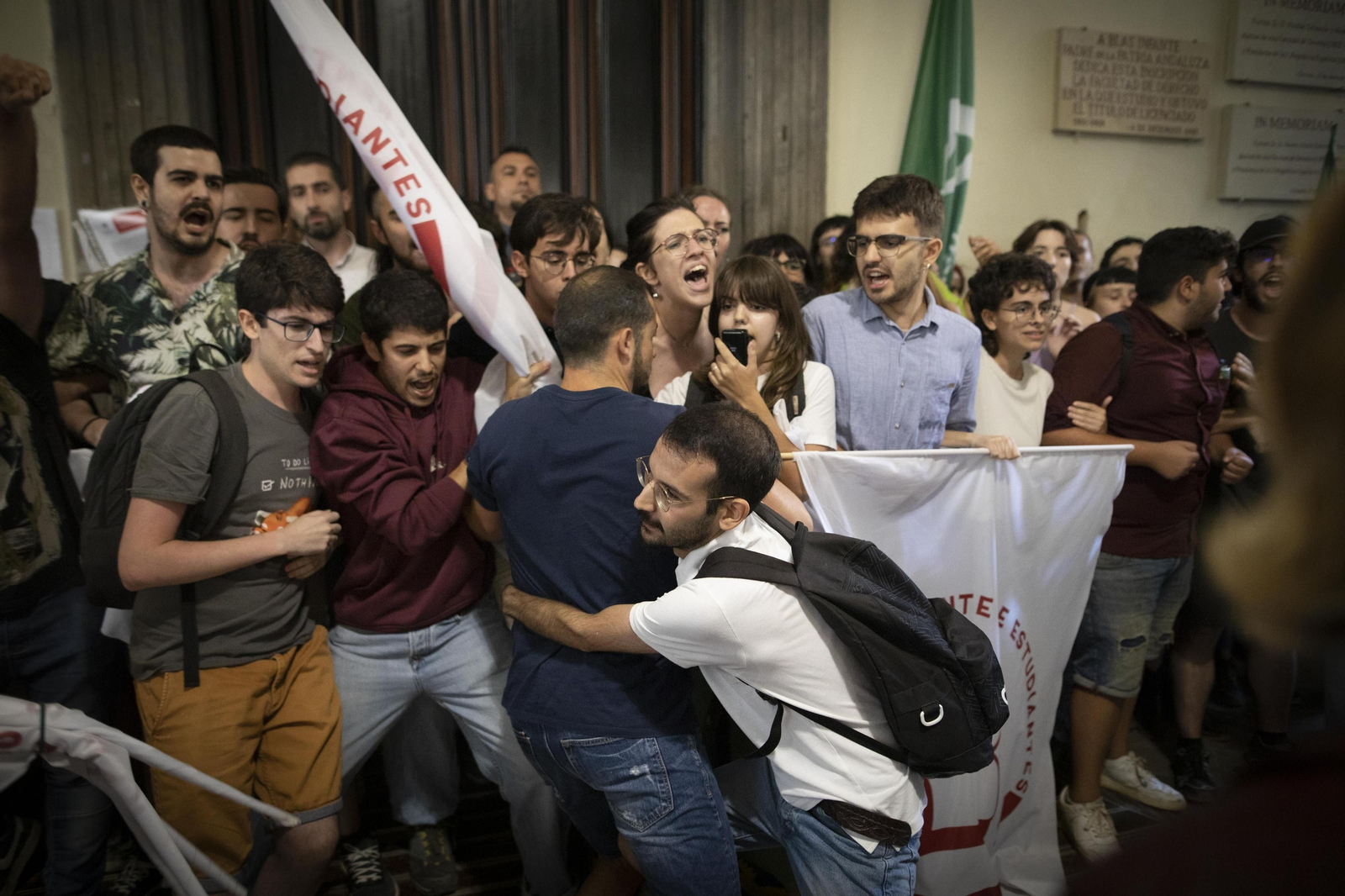 Altercados en la conferencia de Macarena Olona en Granada