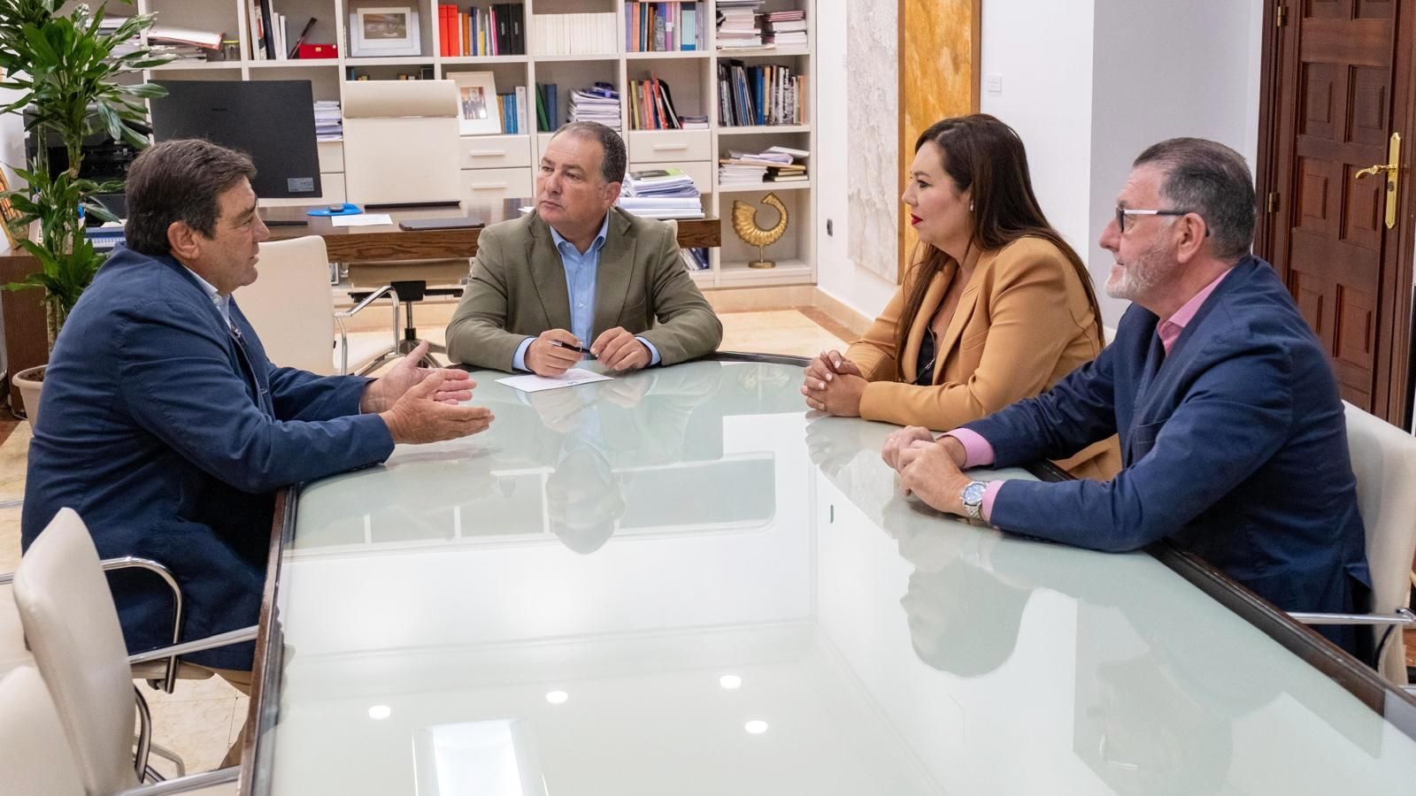 Vicente Pérez, David Toscano, Rocío Moreno y José Manuel Zamora en la reunión para la creación de un paquete de medidas de apoyo al sector vitivinícola.