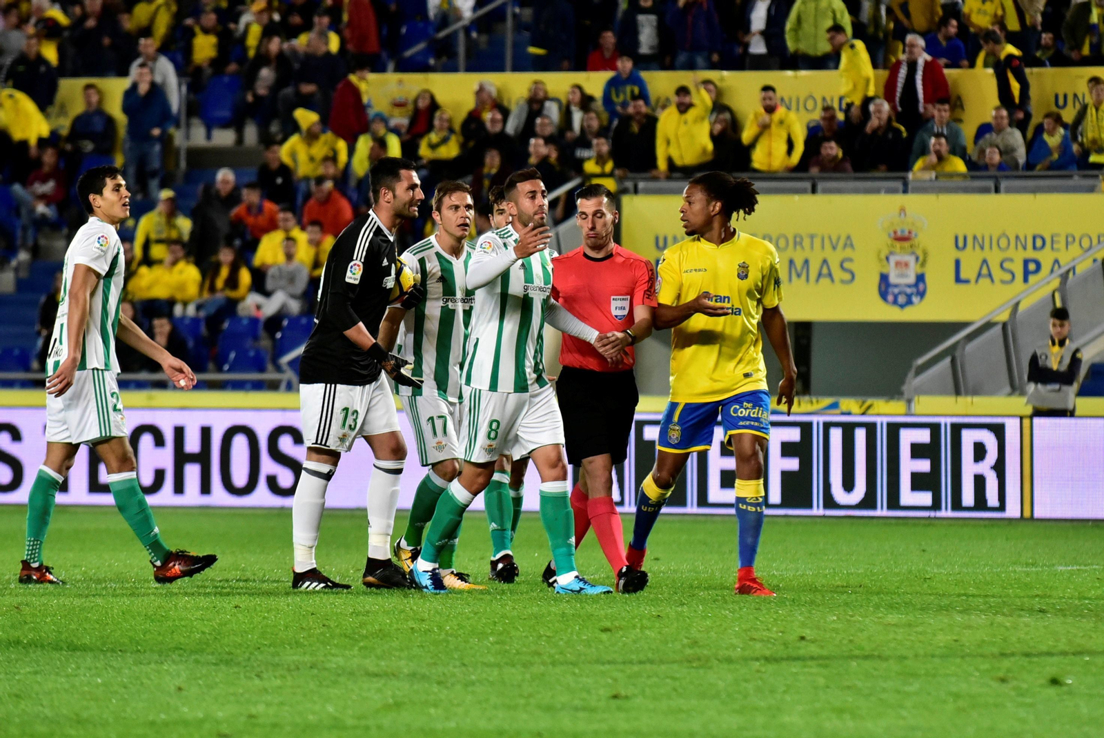 Camarasa, Joaquín y Adán se enfrentan con Remy en presencia de Estrada Fernández.