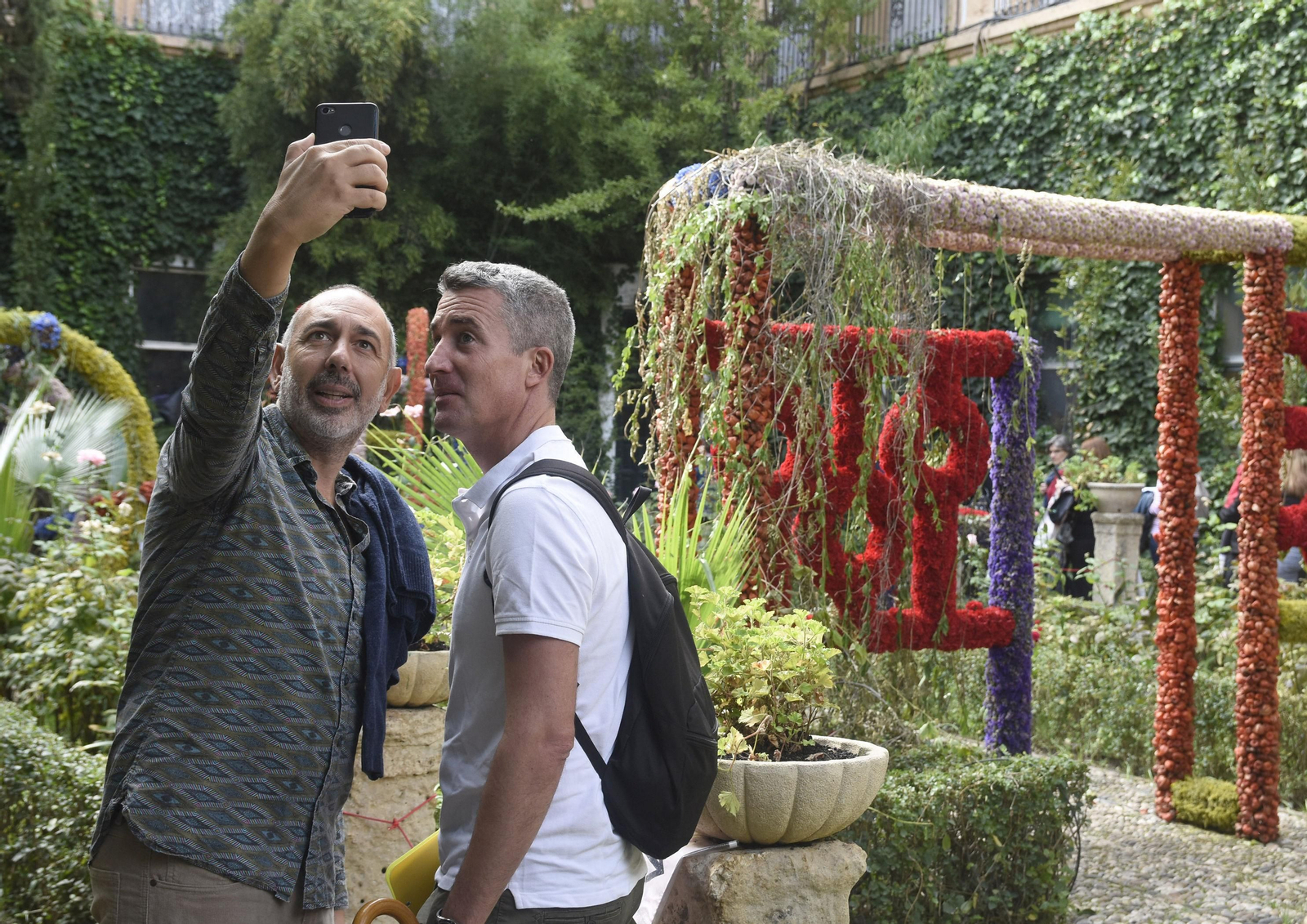 Visitantes en un patio de Flora en Córdoba. Visitantes en un patio de Flora en Córdoba.