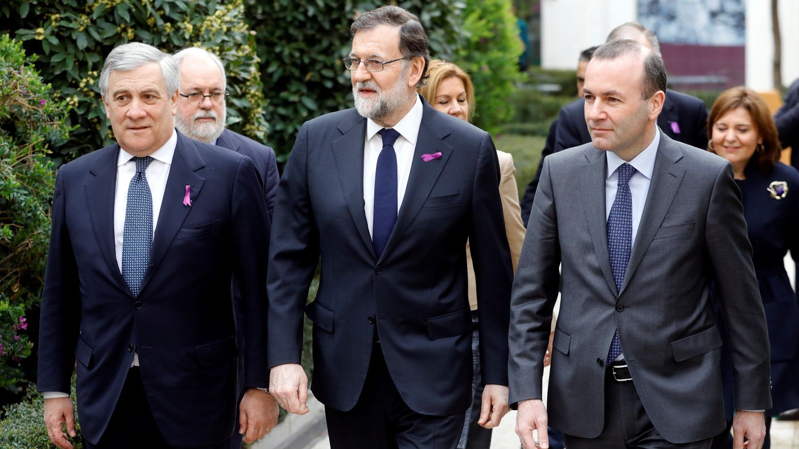 Rajoy, con el presidente del Parlamento europeo, Antonio Tajani (i), y el líder del Partido Popular Europeo, Manfred Weber (d).