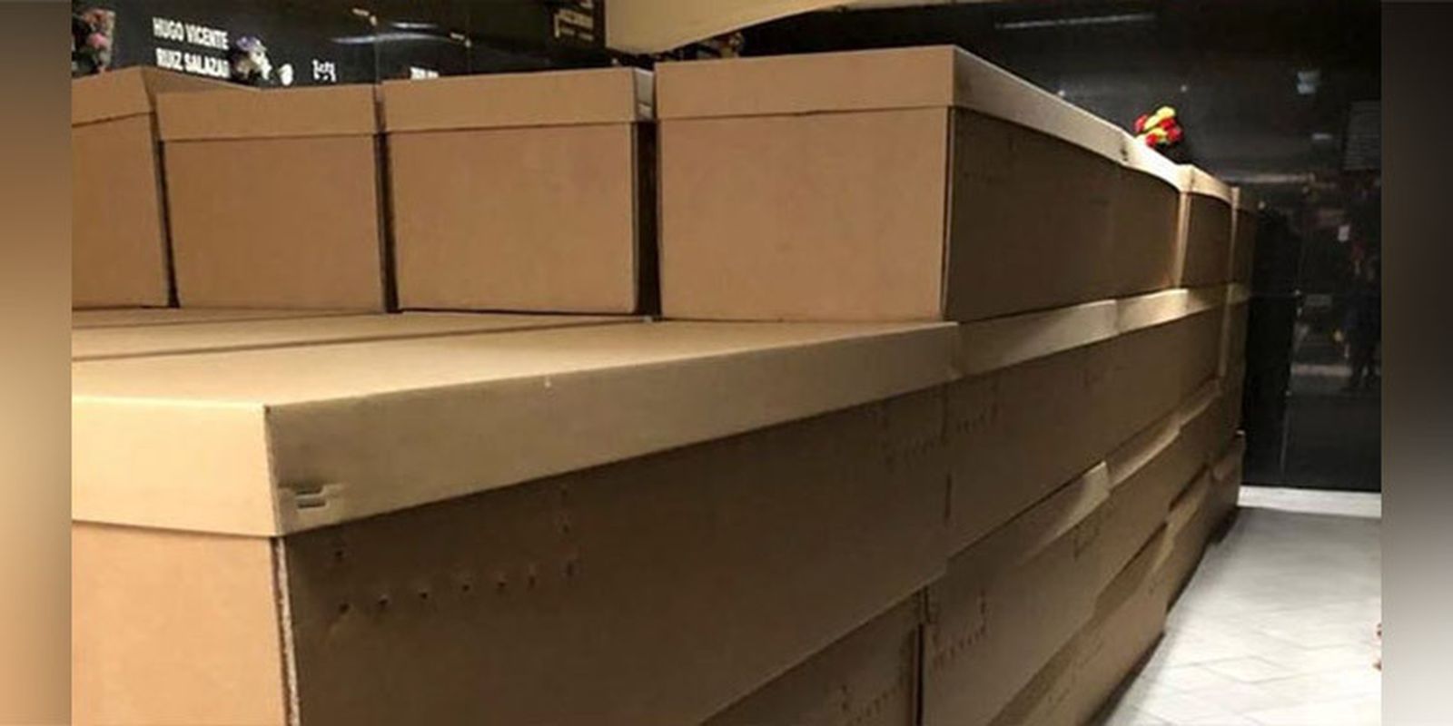 Ataúdes de cartón en un almacén