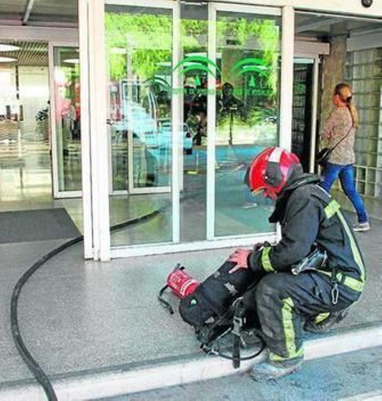 Un bombero, en la entrada principal del Juan Ramón Jiménez.