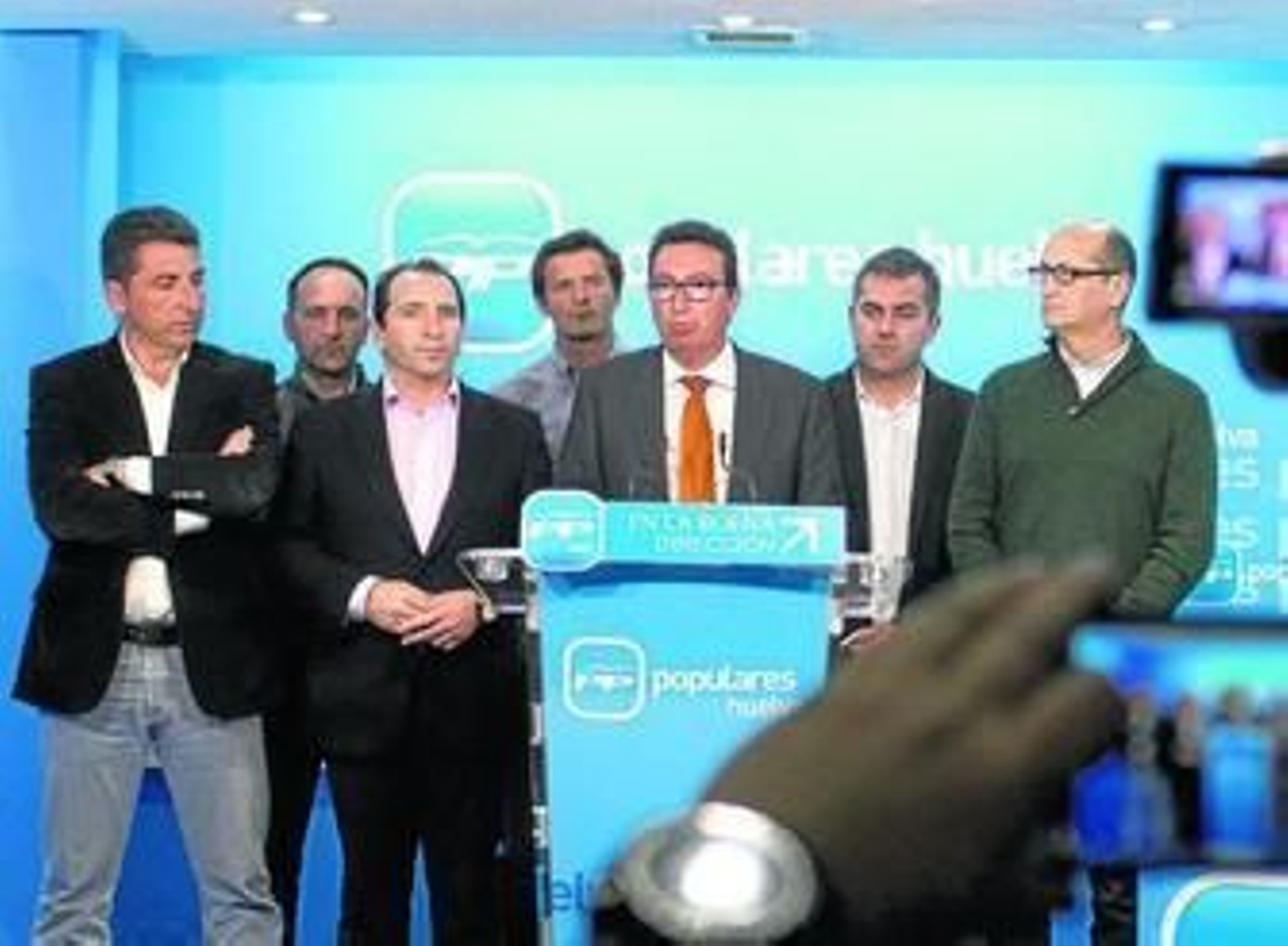 Manuel Andrés González, rodeado por los alcaldes y portavoces del PP del Condado, ayer, en la sede del PP.
