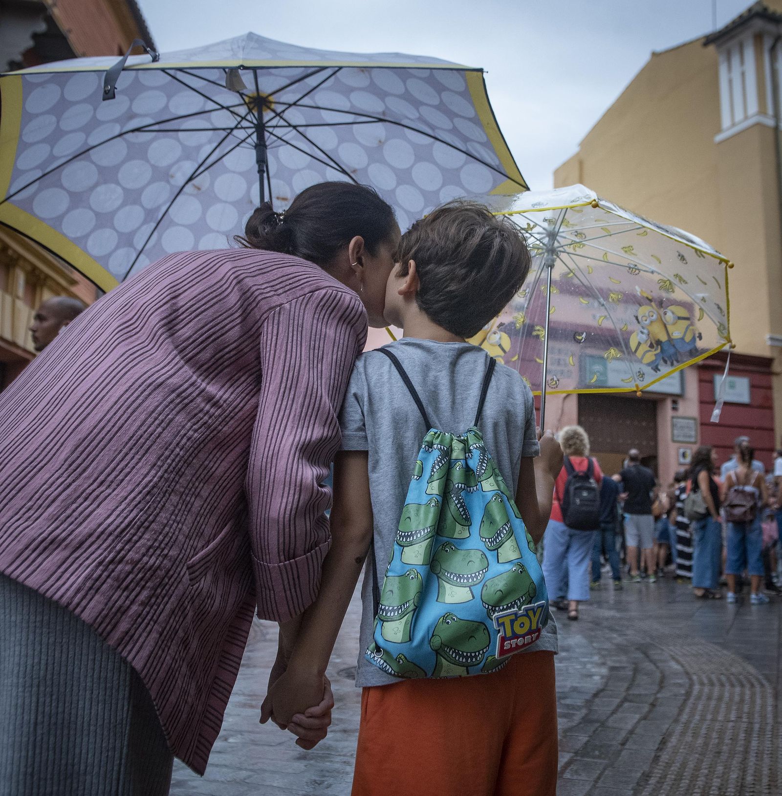 Una madre despide a su hijo antes de entrar al colegio.