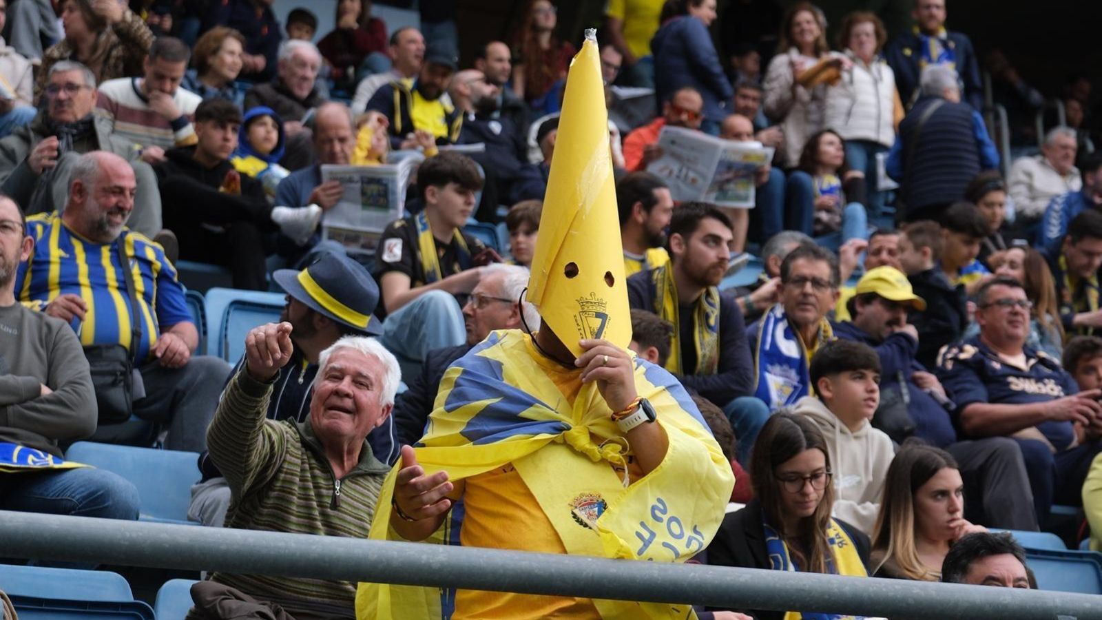 Un cadista, de penitente, en el Cádiz Cf- Elche.